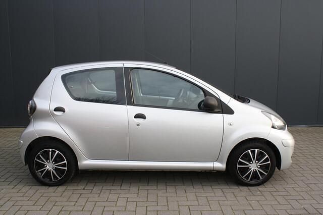 Occasion Toyota Aygo 68 PK (50 kW) 2010 Grijs (metallic) Hatchback