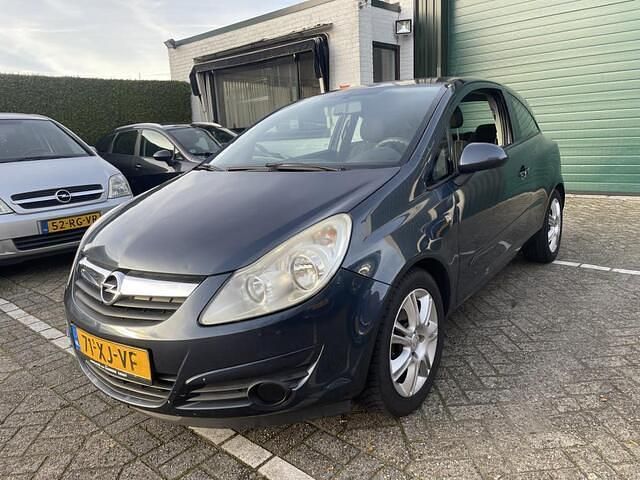 Grijs (metallic) Gebruikt 2007 Opel Corsa Enjoy Hatchback | € 2.799 (Eerlijke prijs) - Afbeelding 1/4
