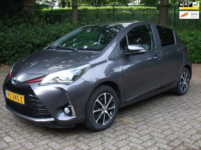 Grijs (metallic) Gebruikt 2018 Toyota Yaris Hybrid Design Hatchback | € 11.249 (Goede deal) - Afbeelding 1/4