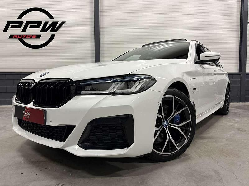 Wit, metallic lak Gebruikt 2022 BMW 530 M Sport Stationwagen | € 40.850 (Goede deal) - Afbeelding 1/4