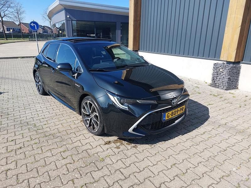 Zwart (metallic) Gebruikt 2019 Toyota Corolla Premium Hatchback | € 23.750 (Eerlijke prijs) - Afbeelding 1/4
