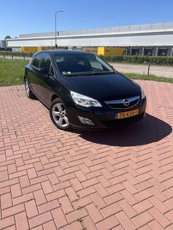 Zwart Gebruikt 2010 Opel Astra Edition MPV | € 4.095 (Eerlijke prijs) - Afbeelding 1/4