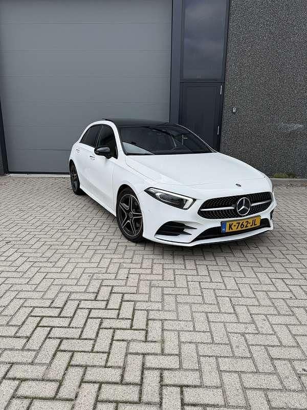 Wit Gebruikt 2021 Mercedes A180 AMG Stationwagen | € 26.500 (Eerlijke prijs) - Afbeelding 1/4