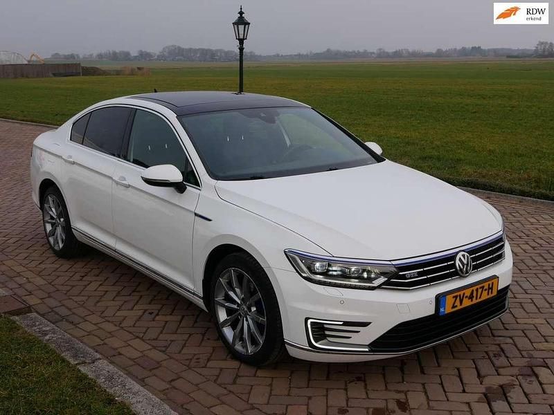 Wit Occasion 2016 VW Passat Highline Sedan | € 12.100 (Goede deal) - Afbeelding 1/3