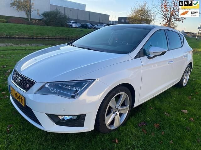 Wit Gebruikt 2015 Seat Leon FR Hatchback | € 8.499 (Eerlijke prijs) - Afbeelding 1/4
