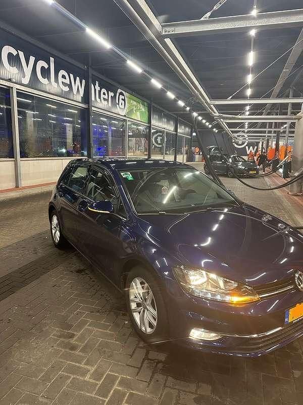 Blauw Gebruikt 2017 VW Golf VII Highline Hatchback | € 13.000 - Afbeelding 1/4