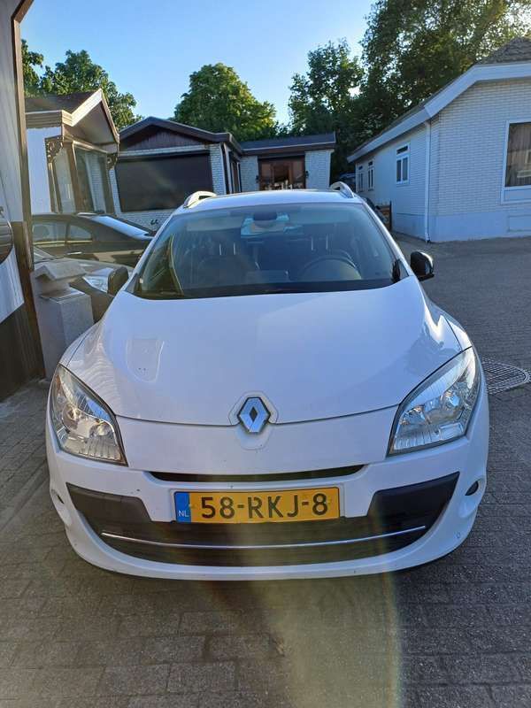 Wit, andere lak Gebruikt 2011 Renault Mégane GrandTour Bose Edition Stationwagen | € 2.750 (Eerlijke prijs) - Afbeelding 1/4