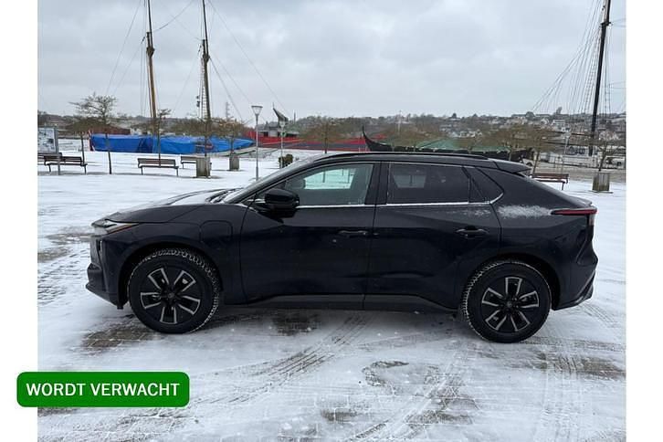 Zwart (metallic) Occasion 2025 Toyota bZ4X Executive SUV | € 45.950 (Iets duurder) - Afbeelding 1/4
