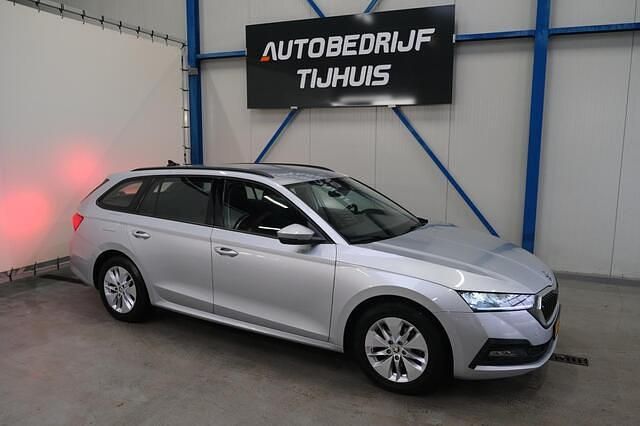 Grijs Gebruikt 2022 Skoda Octavia Ambition Stationwagen | € 17.900 (Duur) - Afbeelding 1/4