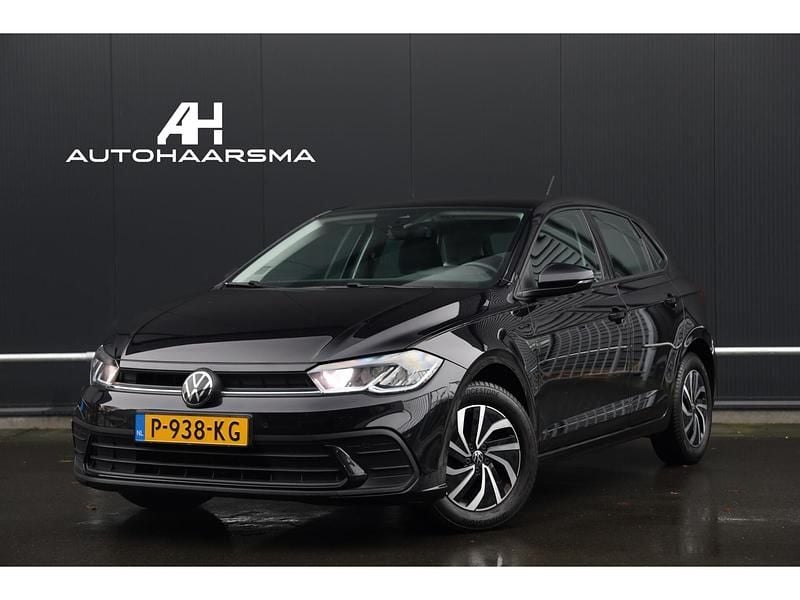 Zwart (metallic) Gebruikt 2022 VW Polo Business Hatchback | € 15.900 (Eerlijke prijs) - Afbeelding 1/4