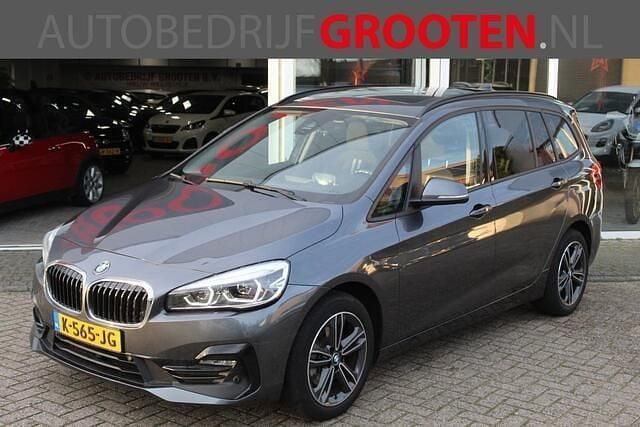 Grijs (metallic) Gebruikt 2021 BMW 218 Executive Stationwagen | € 16.488 (Goede deal) - Afbeelding 1/4