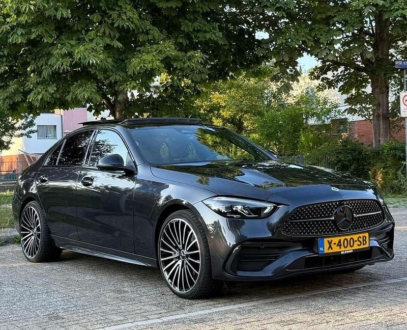 Grijs Gebruikt 2022 Mercedes C300e Business Sedan | € 47.600 (Iets duurder) - Afbeelding 1/4