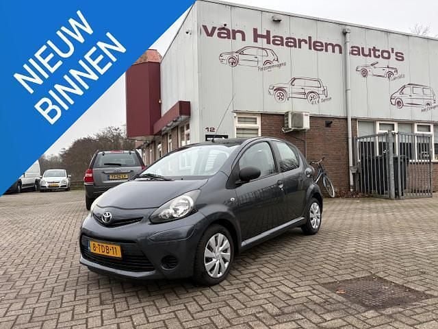 Grijs Occasion 2014 Toyota Aygo Hatchback | € 2.850 (Super prijs) - Afbeelding 1/4