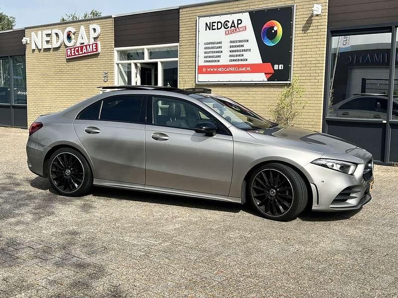 Grijs Gebruikt 2019 Mercedes A180 AMG Sedan | € 20.950 (Eerlijke prijs) - Afbeelding 1/4