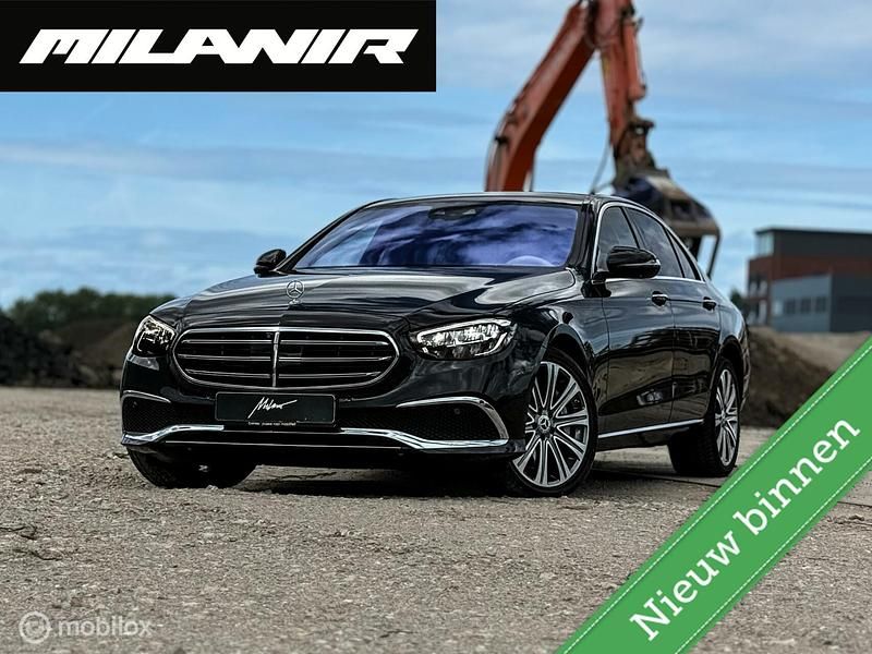 Zwart Gebruikt 2022 Mercedes E300 Exclusive Sedan | € 43.945 (Super prijs) - Afbeelding 1/4