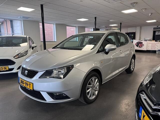 Grijs (metallic) Gebruikt 2015 Seat Ibiza Style Hatchback | € 6.749 (Eerlijke prijs) - Afbeelding 1/4