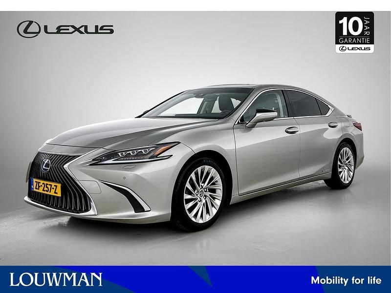 Grijs metallic Gebruikt 2019 Lexus ES300H President Line Sedan | € 37.950 (Eerlijke prijs) - Afbeelding 1/4