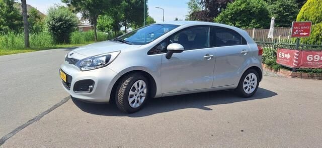 Beige Gebruikt 2012 Kia Rio Hatchback | € 3.650 (Eerlijke prijs) - Afbeelding 1/4