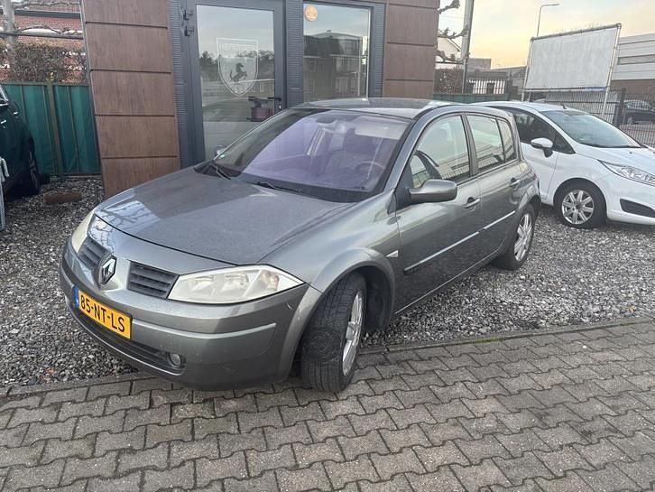 Grijs Gebruikt 2004 Renault Mégane II Luxe Hatchback | € 1.490 (Eerlijke prijs) - Afbeelding 1/4