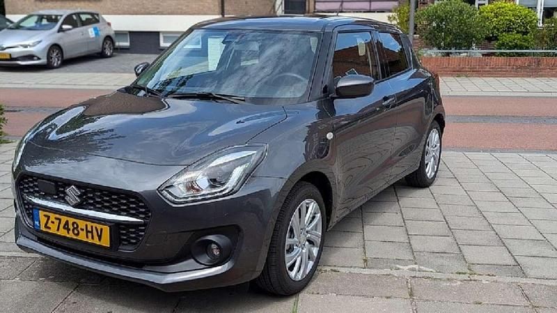 Grijs Gebruikt 2024 Suzuki Swift Comfort Hatchback | € 16.950 (Eerlijke prijs) - Afbeelding 1/4