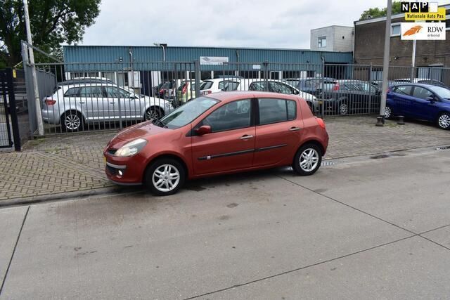 Rood, metallic lak Gebruikt 2006 Renault Clio II Dynamique Hatchback | € 2.450 (Eerlijke prijs) - Afbeelding 1/4