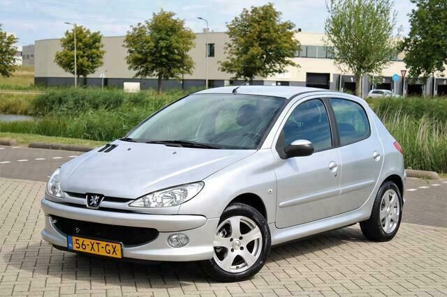 Grijs Gebruikt 2007 Peugeot 206 Forever Hatchback | € 2.750 (Iets duurder) - Afbeelding 1/4
