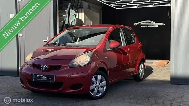 Rood Gebruikt 2010 Toyota Aygo Hatchback | € 2.999 (Eerlijke prijs) - Afbeelding 1/4