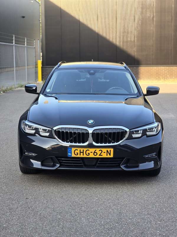 Zwart Gebruikt 2021 BMW 330e Stationwagen | € 33.950 (Goede deal) - Afbeelding 1/4