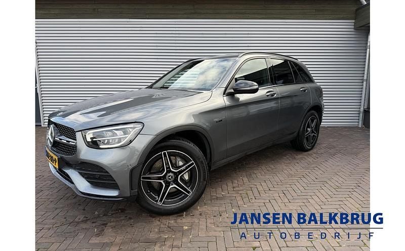 Grijs Gebruikt 2021 Mercedes GLC300e Business SUV | € 38.985 (Eerlijke prijs) - Afbeelding 1/4