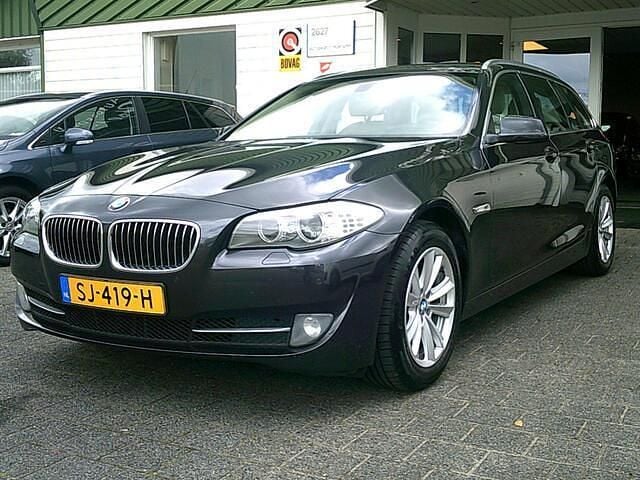 Grijs (metallic) Gebruikt 2013 BMW 520 Executive Stationwagen | € 9.850 (Eerlijke prijs) - Afbeelding 1/4
