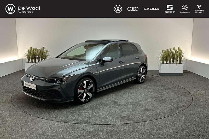 Dolphin grey metallic Gebruikt 2022 VW Golf VIII GTE Hatchback | € 29.900 (Iets duurder) - Afbeelding 1/3