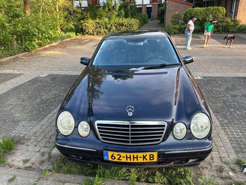 Blauw Gebruikt 2001 Mercedes E200 Sedan | € 4.000 - Afbeelding 1/4
