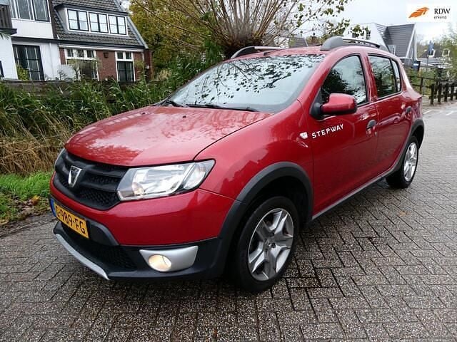 Rood Gebruikt 2015 Dacia Sandero Stepway Hatchback | € 6.295 (Eerlijke prijs) - Afbeelding 1/4