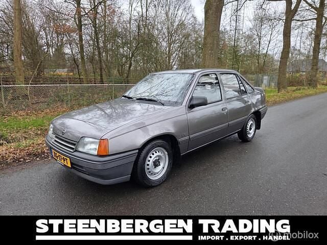 Grijs Occasion 1989 Opel Kadett Sedan | € 2.950 - Afbeelding 1/4