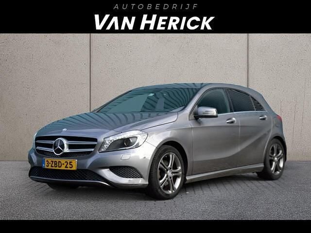 Grijs Gebruikt 2014 Mercedes A180 Ambition Hatchback | € 12.945 (Eerlijke prijs) - Afbeelding 1/4