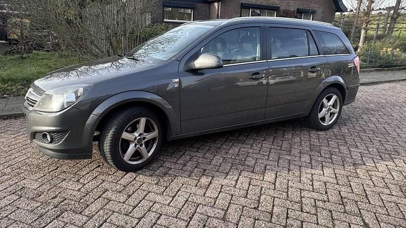 Grijs Occasion 2010 Opel Astra Cosmo Stationwagen | € 999 (Super prijs) - Afbeelding 1/4