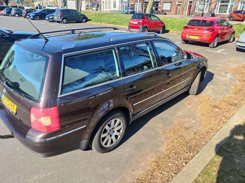 Paars Occasion 2004 VW Passat Stationwagen | € 1.750 (Eerlijke prijs) - Afbeelding 1/4