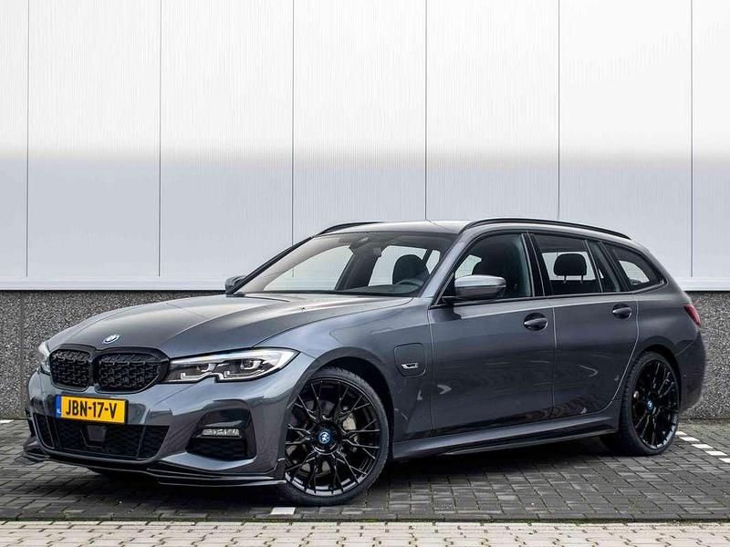 Grijs Gebruikt 2022 BMW 330e M Sport Stationwagen | € 37.950 (Eerlijke prijs) - Afbeelding 1/4