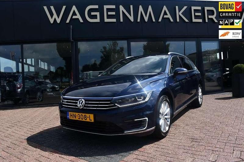 Blauw, metallic lak Gebruikt 2015 VW Passat Highline Stationwagen | € 13.450 (Eerlijke prijs) - Afbeelding 1/4