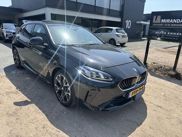 Zwart Gebruikt 2025 BMW 120 Efficient Dynamics Hatchback | € 42.950 (Eerlijke prijs) - Afbeelding 1/4