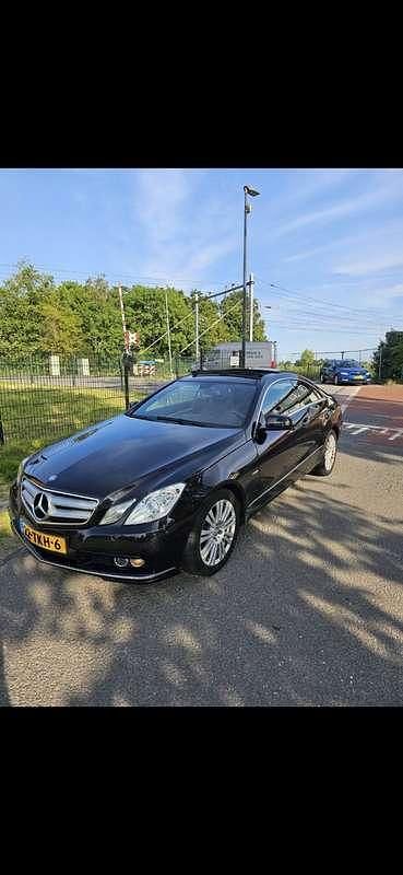 Zwart Gebruikt 2010 Mercedes E200 Elegance Coupé | € 12.500 (Eerlijke prijs) - Afbeelding 1/4
