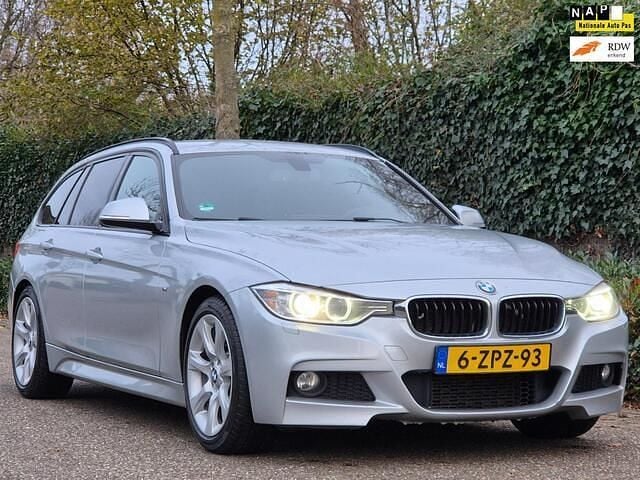 Grijs (metallic) Gebruikt 2015 BMW 330 Executive Stationwagen | € 14.999 (Duur) - Afbeelding 1/4