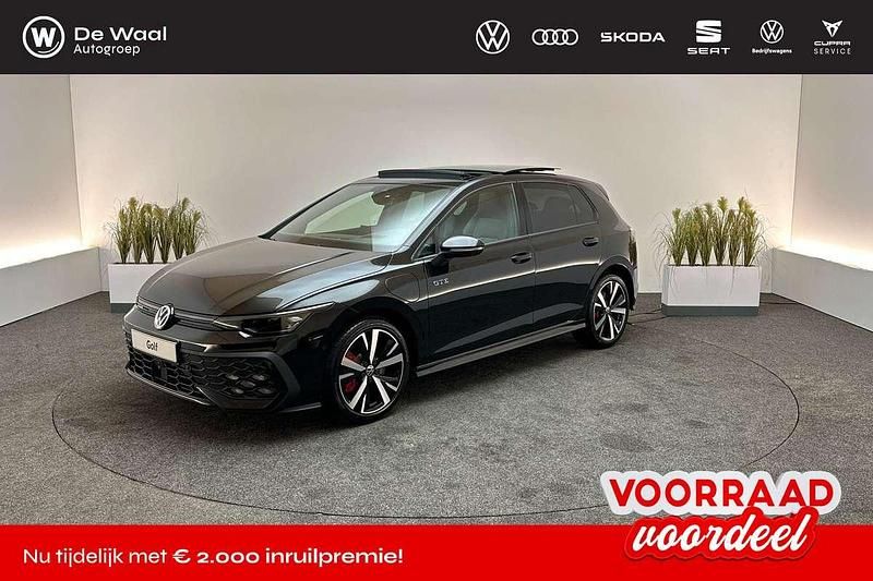 Zwart Nieuw 2025 VW Golf VIII GTE Hatchback | € 54.750 (Iets duurder) - Afbeelding 1/4