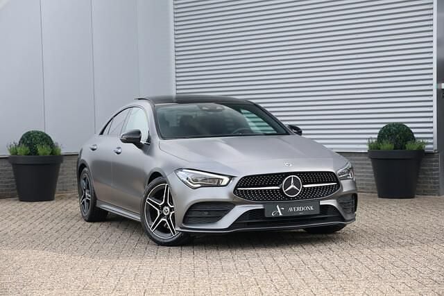 Grijs Gebruikt 2020 Mercedes CLA200 Business Sedan | € 29.490 (Eerlijke prijs) - Afbeelding 1/4