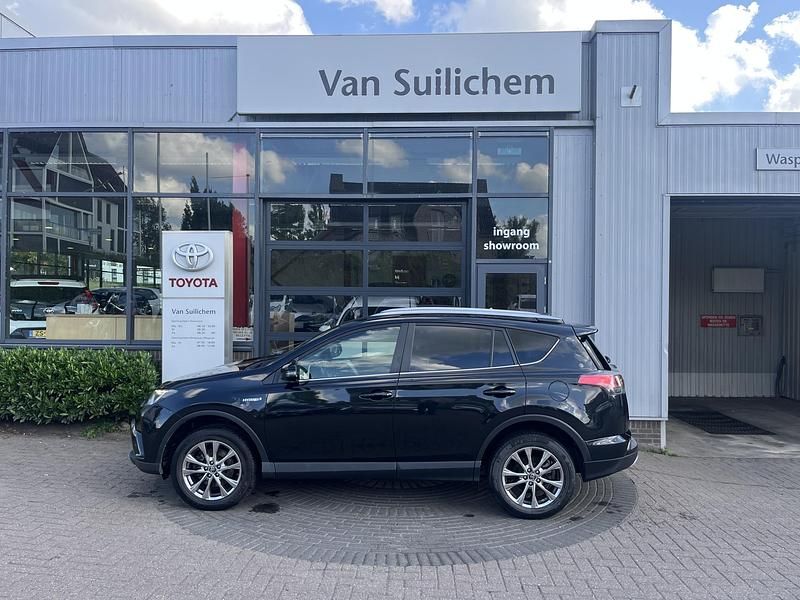Zwart Gebruikt 2017 Toyota RAV4 Hybrid Executive SUV | € 22.895 (Eerlijke prijs) - Afbeelding 1/4