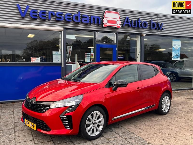 Rood Occasion 2024 Renault Clio V Evolution Hatchback | € 18.990 (Eerlijke prijs) - Afbeelding 1/4