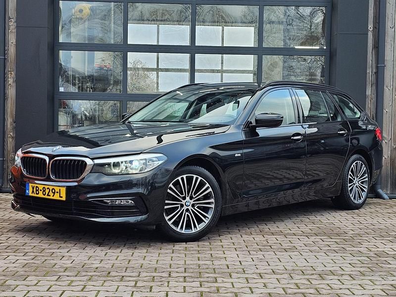 Zwart Gebruikt 2018 BMW 520 Executive Stationwagen | € 24.450 (Goede deal) - Afbeelding 1/4