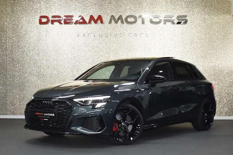 Grijs, metallic lak Gebruikt 2022 Audi A3 Sportback e-tron Competition Sedan | € 37.950 (Iets duurder) - Afbeelding 1/3
