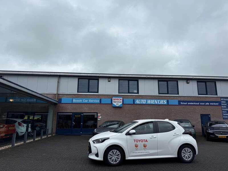 Wit Gebruikt 2023 Toyota Yaris Hybrid Active Hatchback | € 18.950 (Super prijs) - Afbeelding 1/4