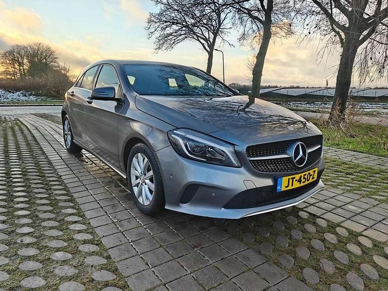 Grijs Occasion 2016 Mercedes A180 Edition Hatchback | € 14.000 (Eerlijke prijs) - Afbeelding 1/4